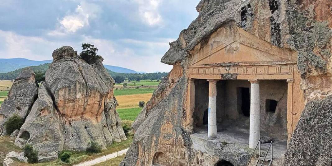Türkiye’nin en eski yerleşimlerinden! Binlerce yıllık kaya evleri ve peri bacaları… Ama burası Kapadokya değil! 5